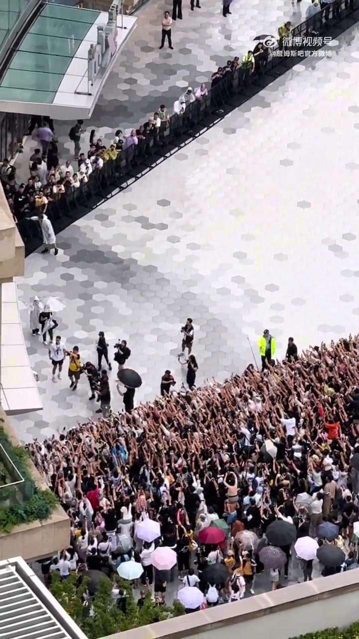 竞技宝DOTA2-詹姆斯中国行成都站完整原声录像：全场高呼LBJ 詹姆斯冒雨互动